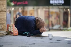 A crescente desigualdade econômica e social: Causas e soluções