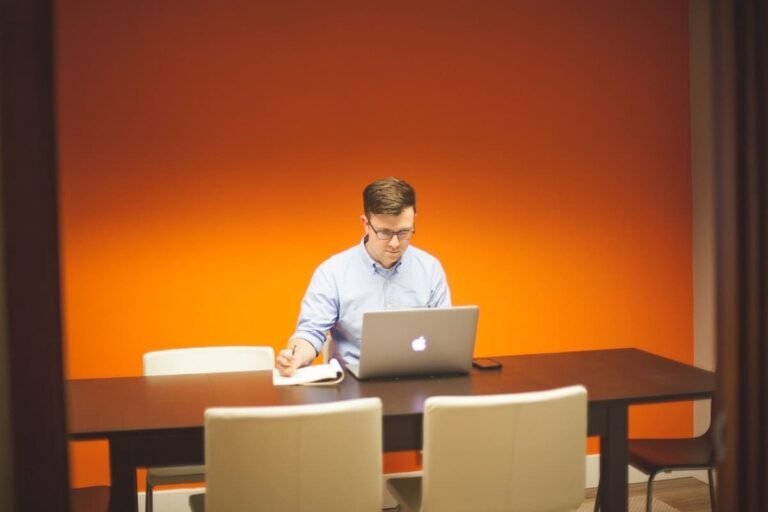 Educação Financeira para Empreendedores: Construindo uma Base Financeira Sólida