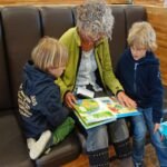 O papel complementar da família na educação financeira infantil